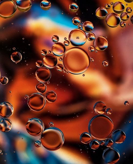 Öl-Bubbles vor farbigem Hintergrund